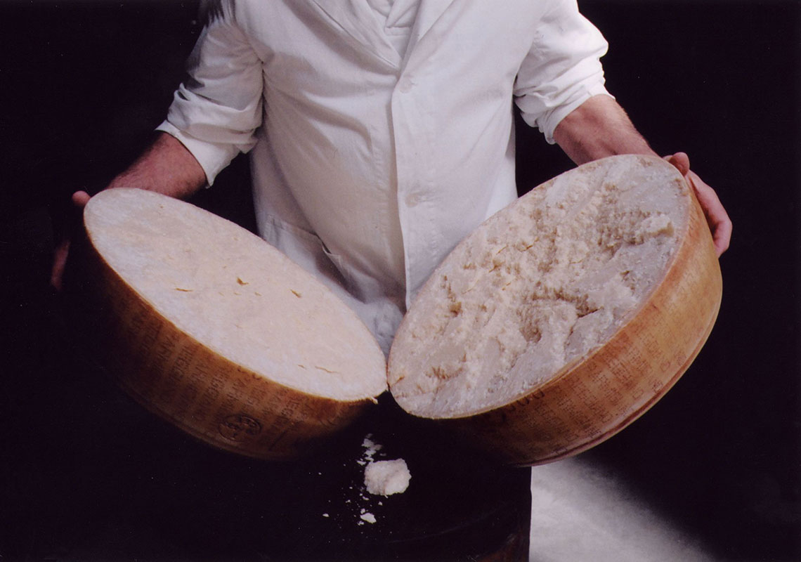 Parmigiano-Reggiano-forma-tagliata (1)