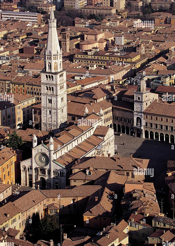 modena-veduta-aerea-di-piazza-grande-con-il-duomo-la-ghirlandina-la-torre-campanaria-e-il-municipio-con-la-torre-civica-ita-modena-vie-aeree-t70yr2